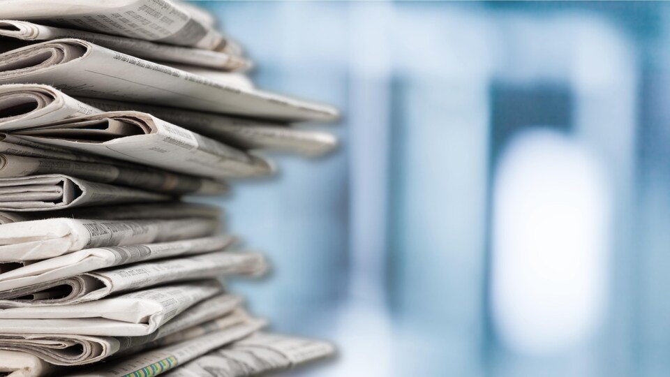 Une pile de journaux
