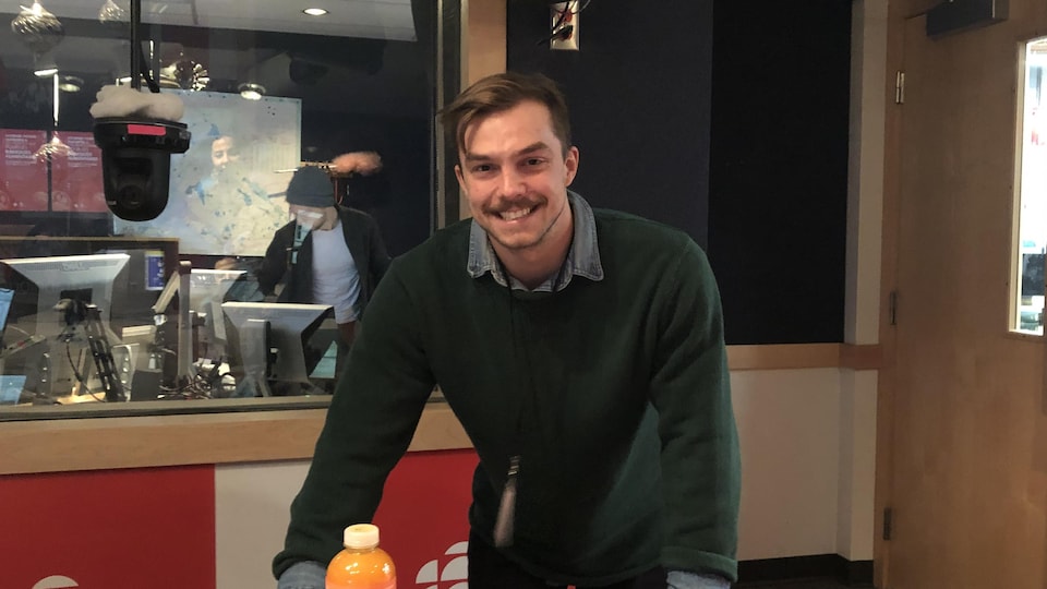 Nicolas Chevrier sourit dans les studios radio de Radio-Canada à Vancouver.