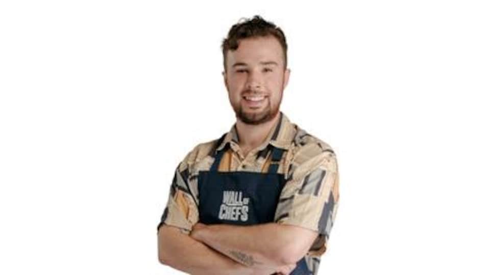 Nicolas Mongeon porte fièrement son tablier Wall of Chefs.