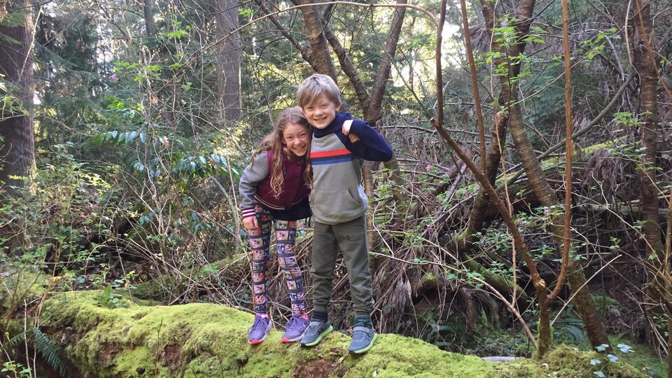 Norah et Declan McGill qui vont à l’école André-Piolat de North Vancouver veulent retourner dans leur salle de classe.