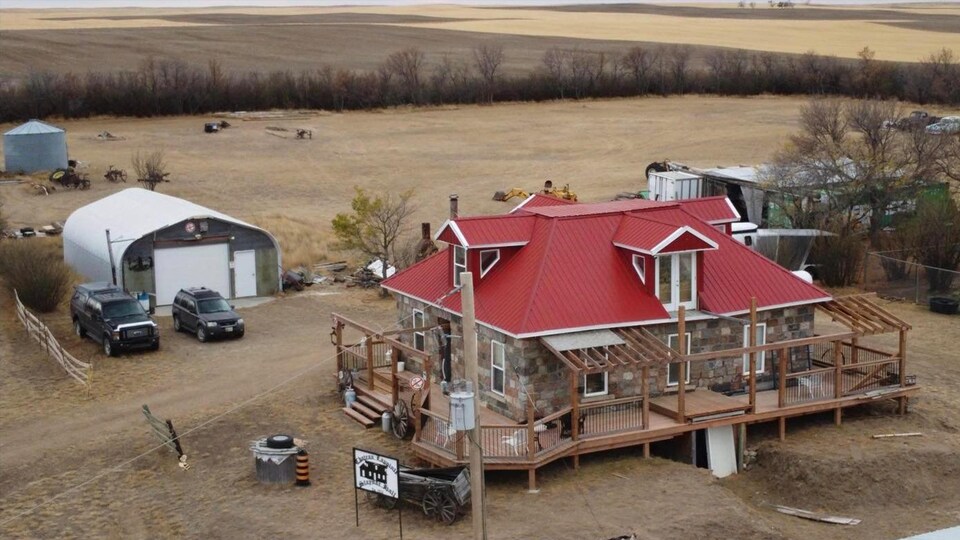 vue aérienne de la ferme rénovée.