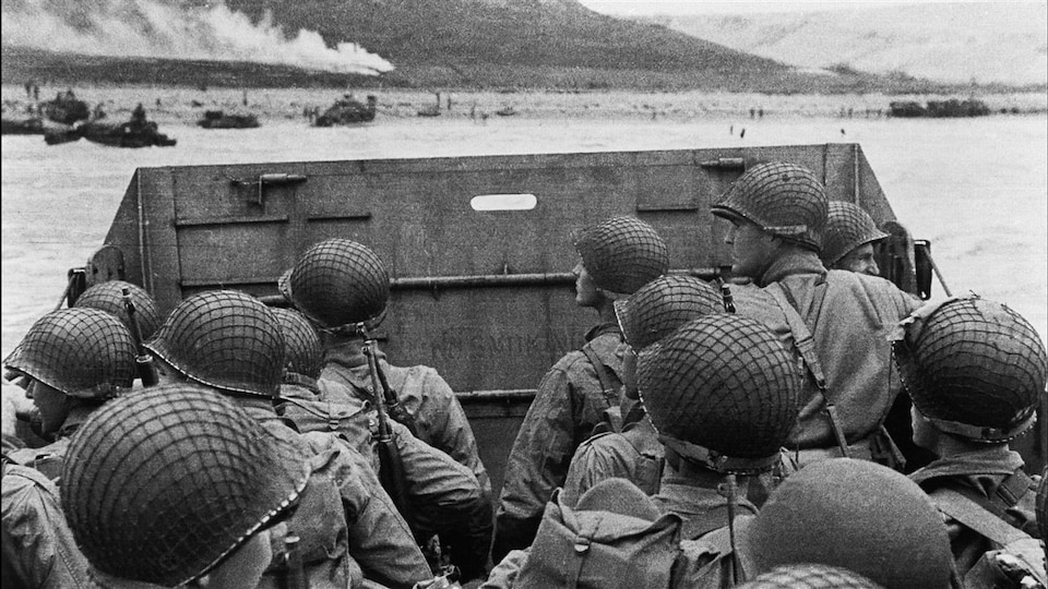 Des soldats américains s'apprêtent à débarquer sur les plages de Normandie, le 6 juin 1944. 