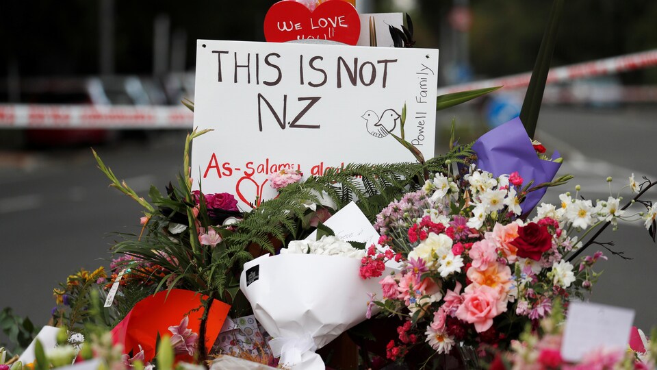 Un mémorial a été aménagé près de la  mosquée Al Noor en hommage aux victimes de la une fusillade de Christchurch, en Nouvelle-Zélande.  
