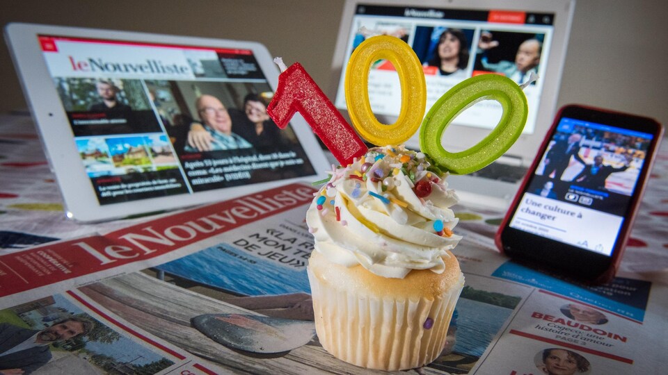 Un gâteau d'anniversaire déposé sur des journaux.