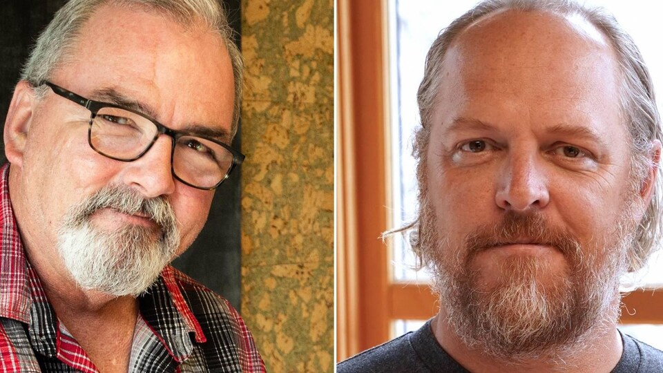 Les deux comédiens barbus sourient.