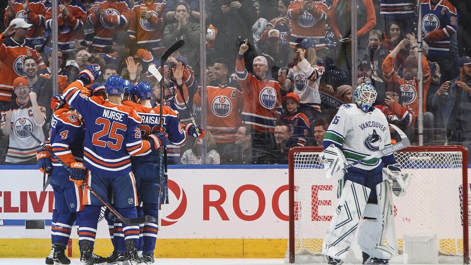 Les joueurs des Oilers d'Edmonton célèbrent un but devant leurs partisans.