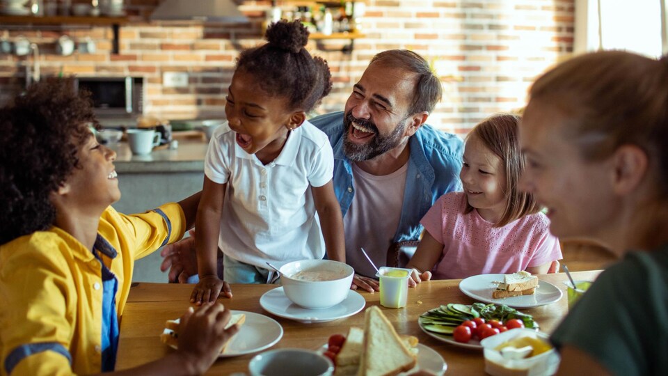 Les parents et les enfants d'une famille recomposée ont du bon temps ensemble.
