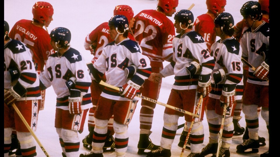Photo prise sur la glace sur laquelle on voit les joueurs munis de tout leur équipement.