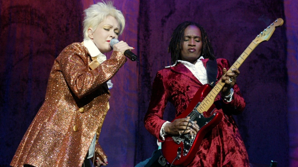 La guitariste Kat Dyson accompagne Cindy Lauper à Las Vegas en 2002.