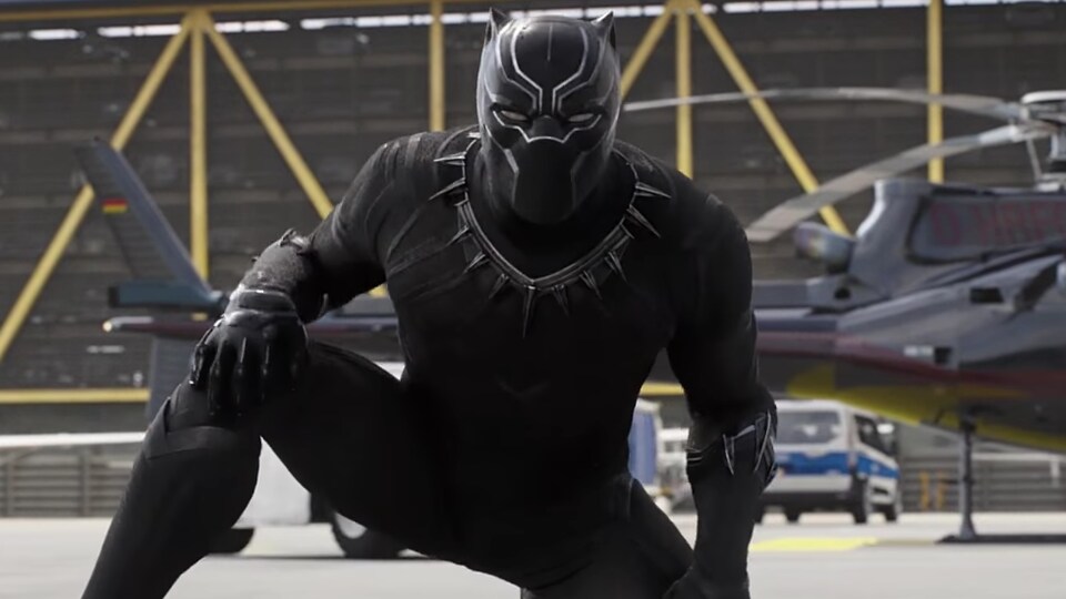 La panthère noire prend la pose pour les caméras dans son costume de super-héros.
