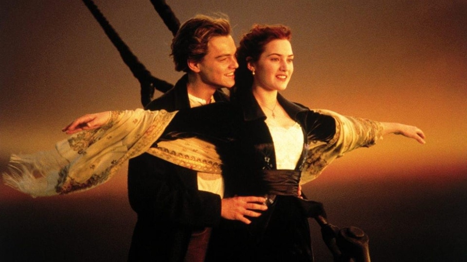 Les acteurs du film Titanic sur l'avant du bateau.