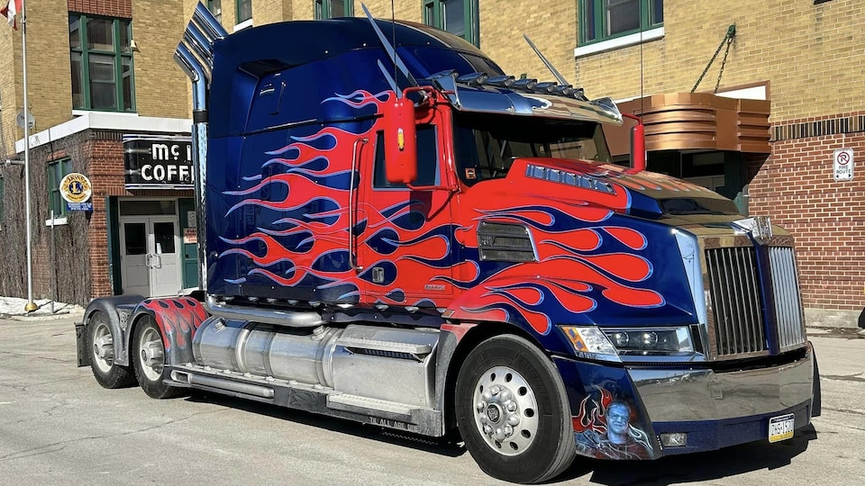 Un camion représentant le personnage fictif Optimus Prime de la série Transformers est stationné dans une rue de Timmins, Ontario.