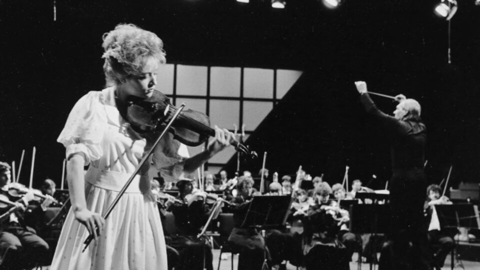 La violoniste Marie Lacasse joue avec l'Orchestre Métropolitain de Montréal en 1986.