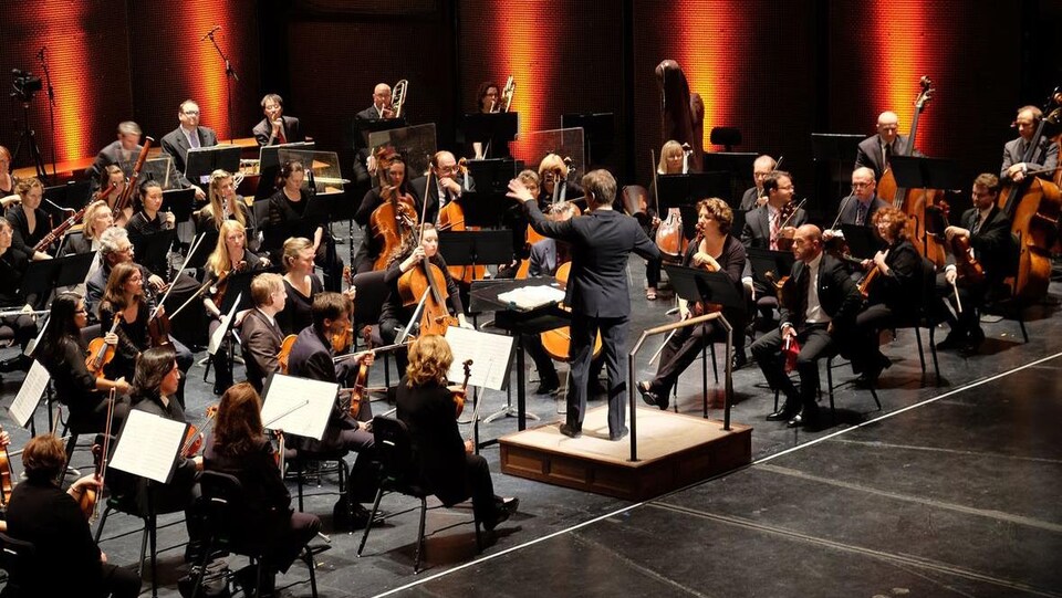 L'Orchestre symphonique de Winnipeg performe à la salle du Centenaire. 