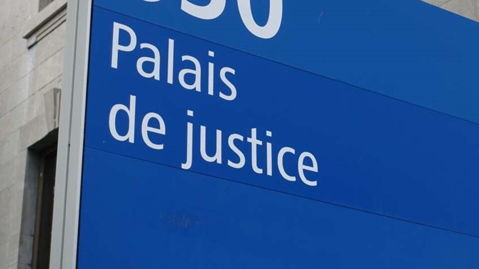 Pancarte d'un palais de justice.