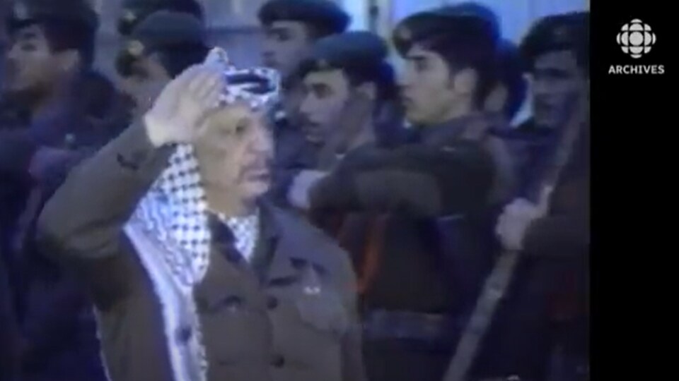 Yasser Arafat passant en revue des soldats.