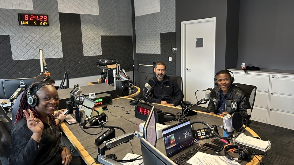 Geogmil Illunga, Oualid Djellani, et Hervé Fosso sont assis au studio de Radio-Canada à Sudbury.
