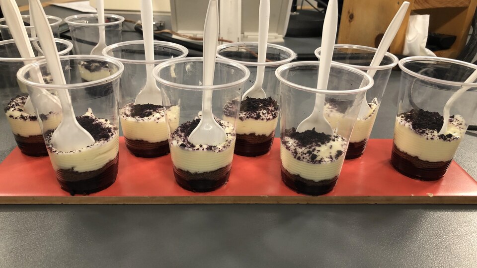 Le chef Charles-Emmanuel Pariseau du restaurant O Chevreuil nous prépare un Panna cotta à la vanille.