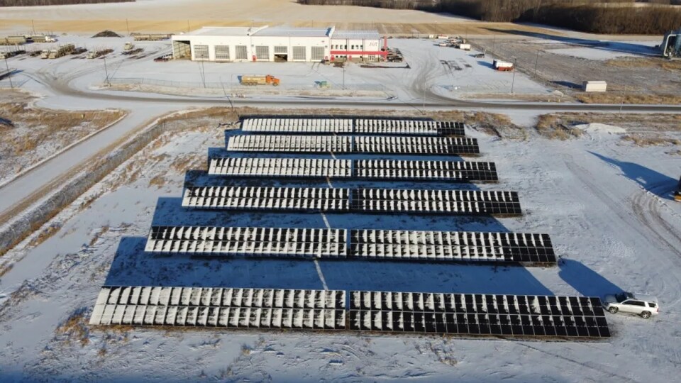 Des panneaux solaires couverts de neige.
