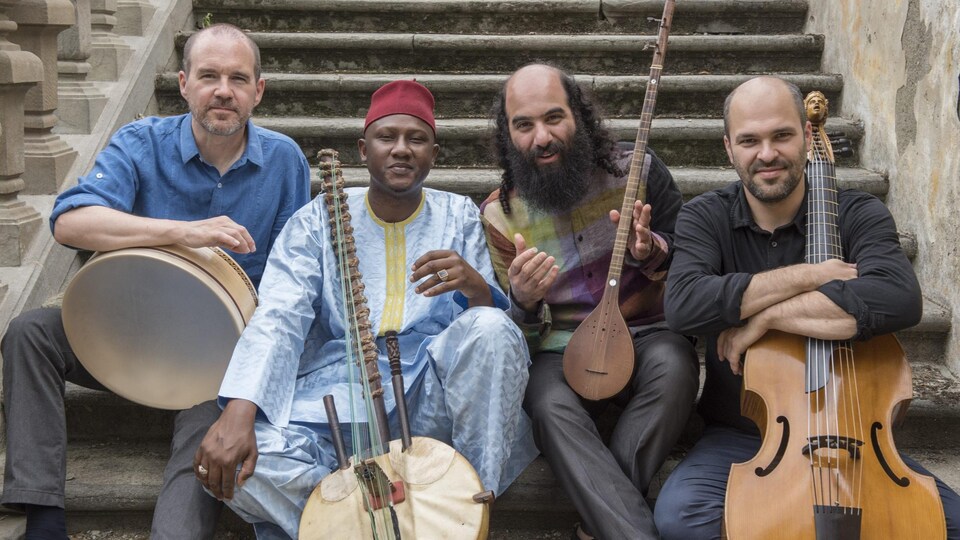 L'instrumentiste de kora sénégalais Ablaye Cisorro est entouré de Kiya Tabassian et des musiciens de l'Ensemble Constantinople