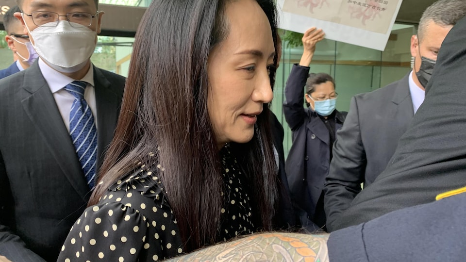 La femme d'affaires Meng Wanzhou libérée. On la voit à sa sortie de la Cour suprême de la Colombie-Britannique 