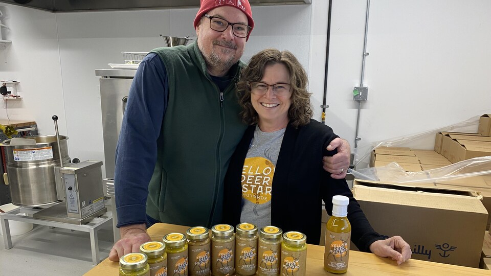 Tim Harris et sa conjointe, Nathalie Moisan, propriétaires de Yellow Deer Mustard; une entreprise qui a ouvert ses portes en 2020.