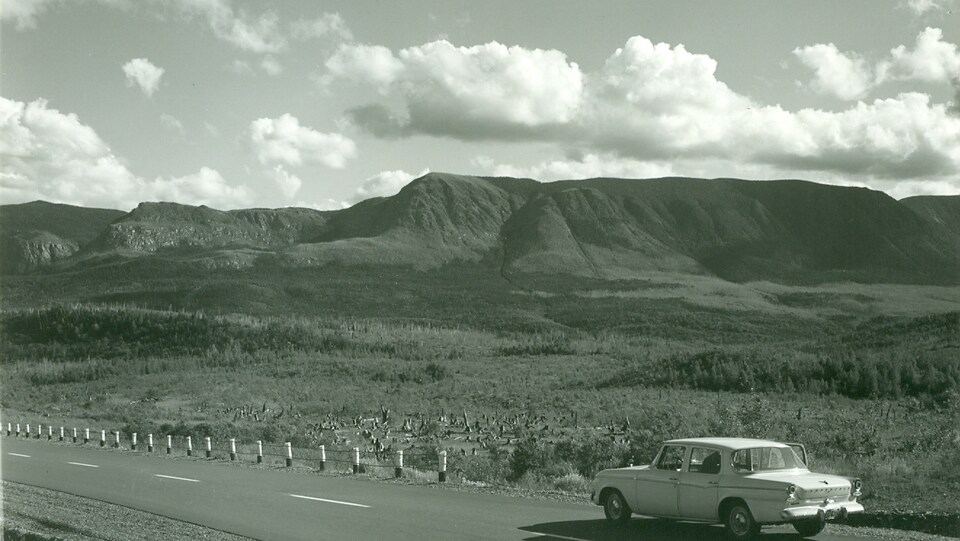 Vue de la route 299, à Cap-Seize dans le Parc national de la Gaspésie, en 1965