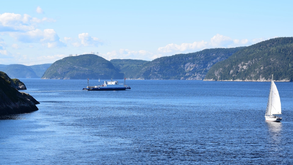 Deux bateaux voguent dans le Parc marin du Saguenay-Saint-Laurent.
