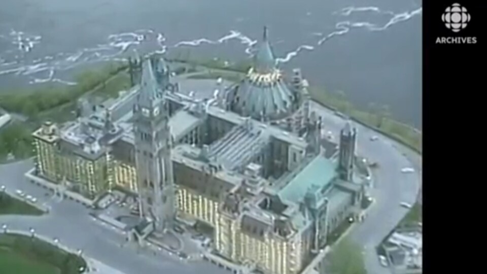 Vue en plongée de l'édifice du Centre sur la colline Parlementaire à Ottawa