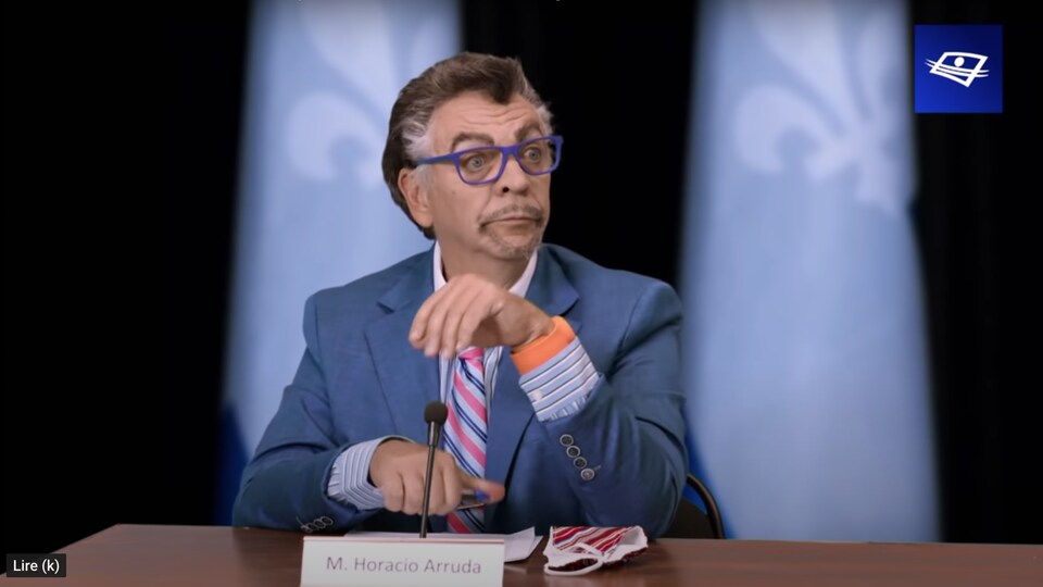 Marc Labrèche caricaturant le Dr Horacio Arruda.