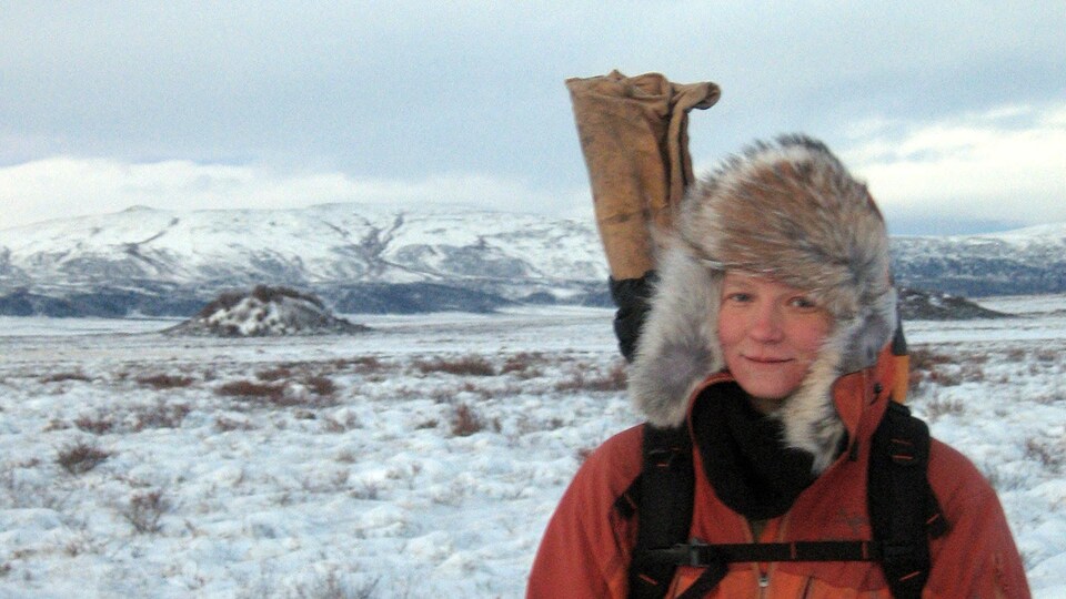Pascale Roy-Léveillée est debout devant un paysage arctique avec son équipement de recherche dans son sac à dos