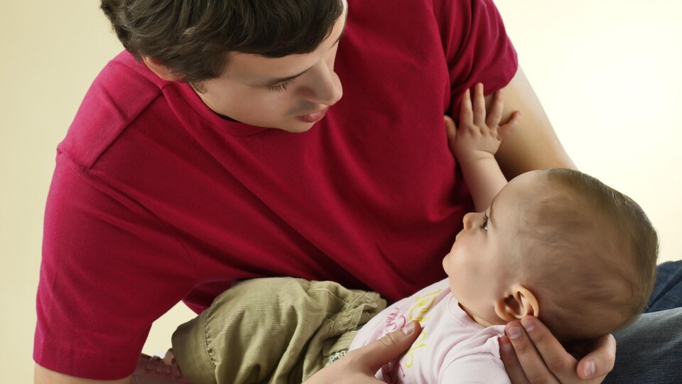 Un père et un bébé.