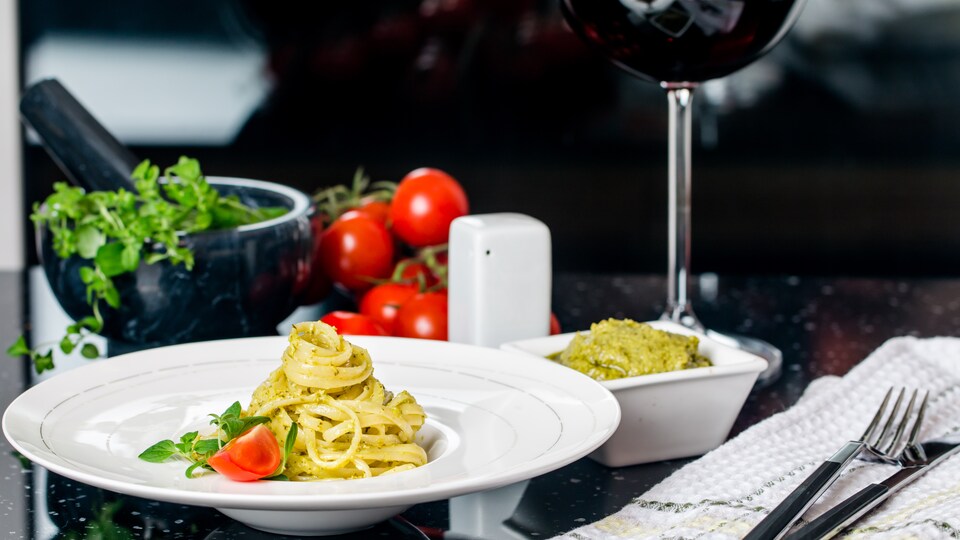 Pâtes au pesto accompagnées de vin rouge : un délice