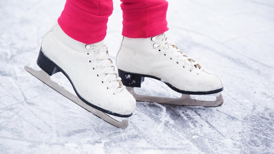 Des patins posés sur une surface glacée.