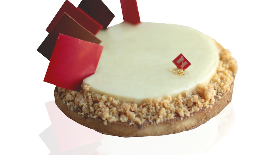 Le gâteau au fromage blanc et rouge à la cerise et au chocolat créé par la pâtisserie Nadège à Toronto