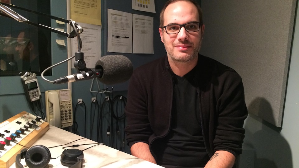 Patrick Desbiens, président du Réseau Maisons Oxygène et codirecteur de l'organisme Homme Aide Manicouagan, dans un studio de radio.