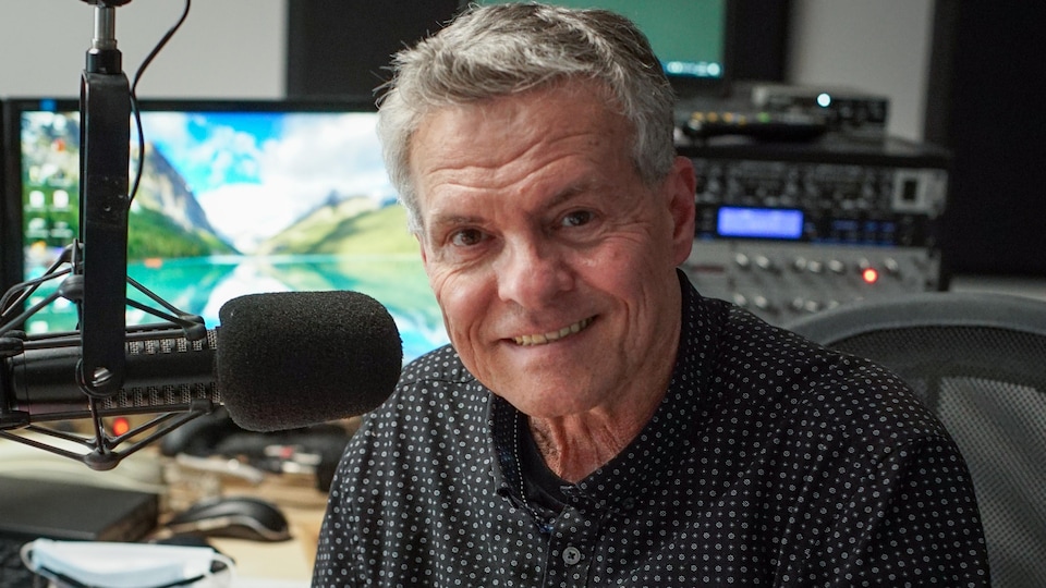 Paul Houde dans un studio de radio.