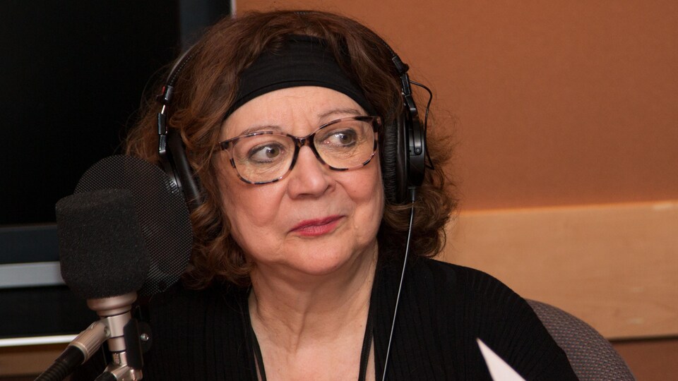 Pauline Martin, devant un micro, avec des écouteurs.