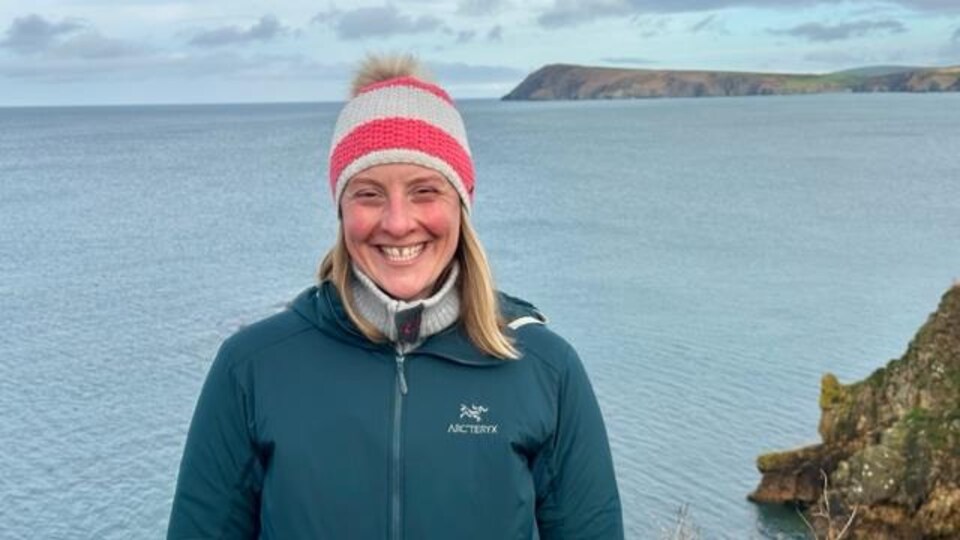 Pavlina Livingstone-Sudrich sur la côte devant l'océan.