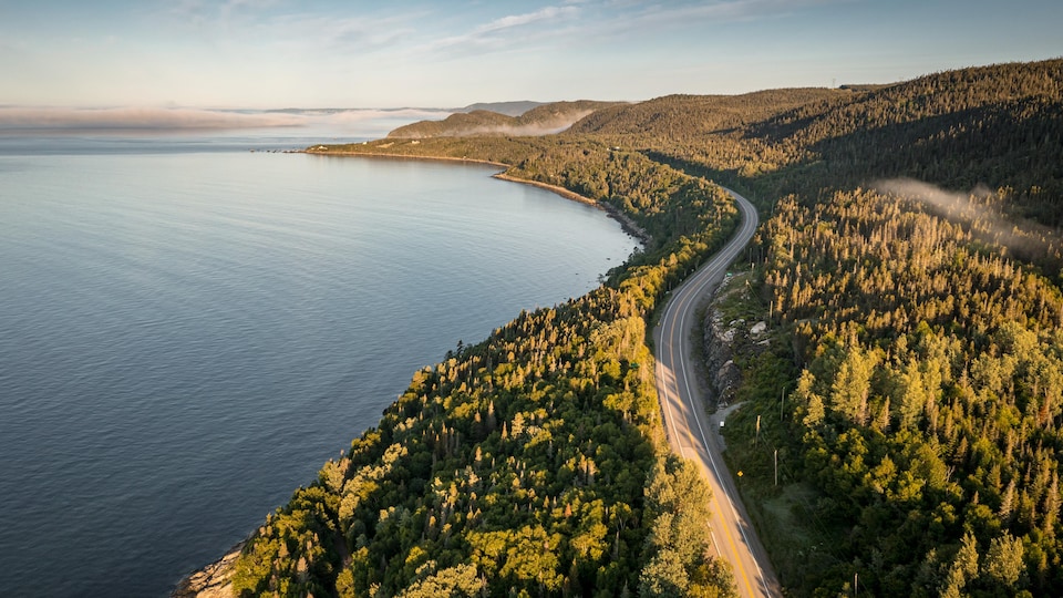 Vue aérienne de la route 138 en été, avec l'estuaire du St-Laurent