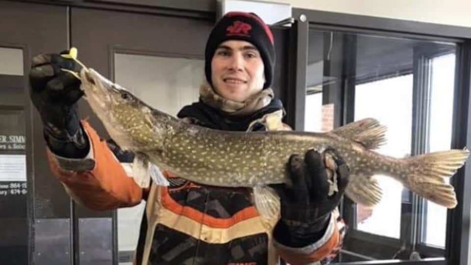 Un pêcheur et sa prise.