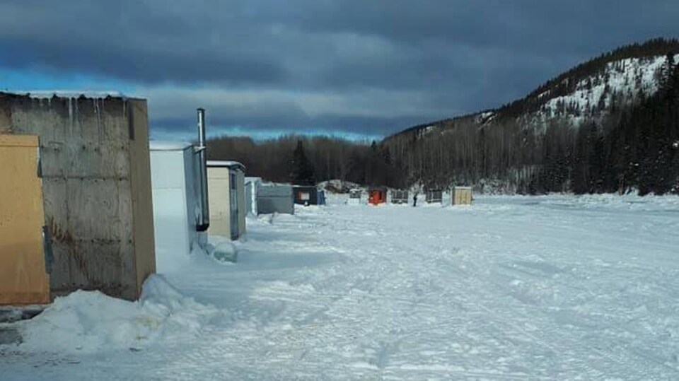 Petites cabanes de pêche à l'embouchure de la rivière Laval tout près de Forestville, sur la Côte-Nord