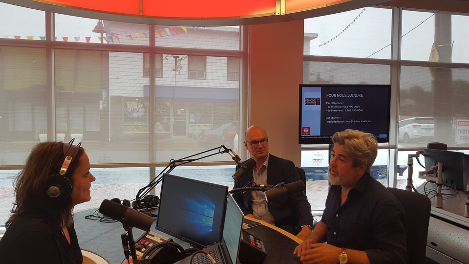L'animatrice Isabelle Lévesque en compagnie du député d'Avignon-La Mitis-Matane-Matapédia, Rémi Massé et du Ministre du Patrimoine canadien, Pablo Rodriguez, lors de leur passage à Matane.