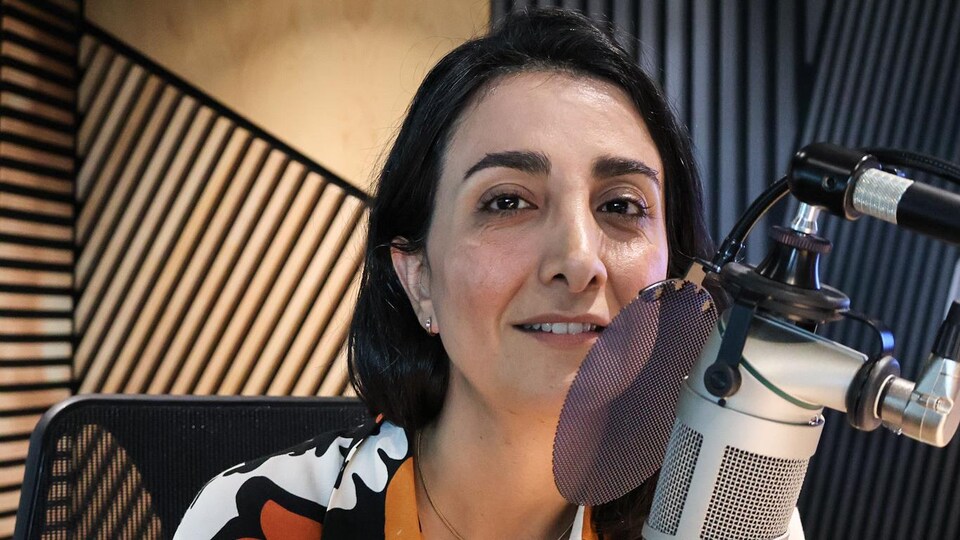 Anahita Norouzi se trouve en studio devant un micro.