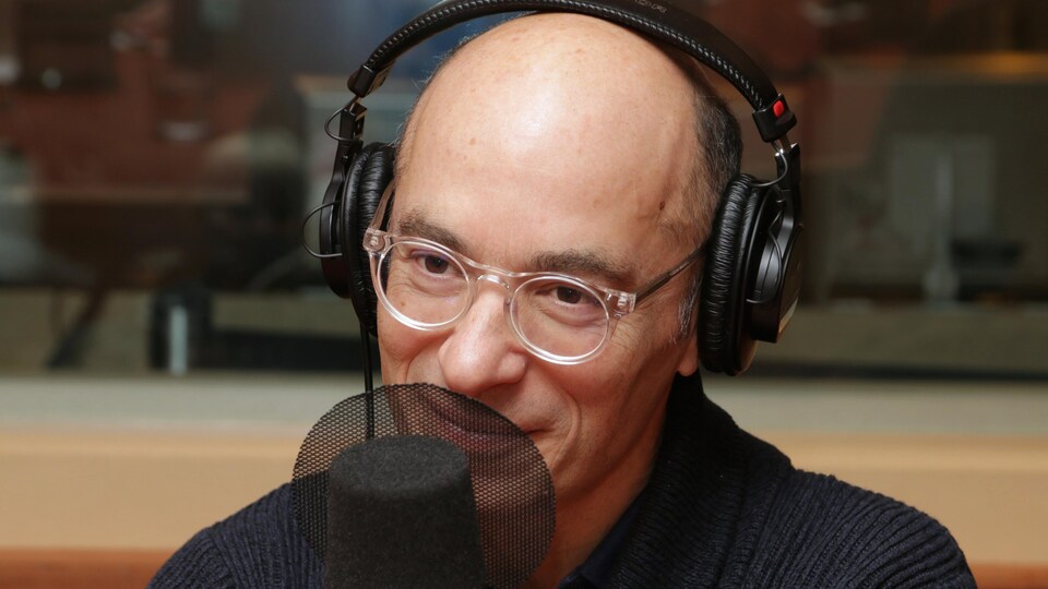 Photo de Bernard Werber devant un micro de radio.
