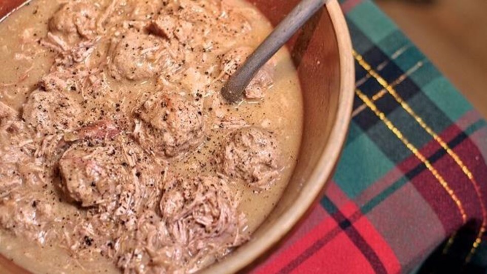 Vue aérienne d'un ragoût de boulettes servi dans un grand plat.