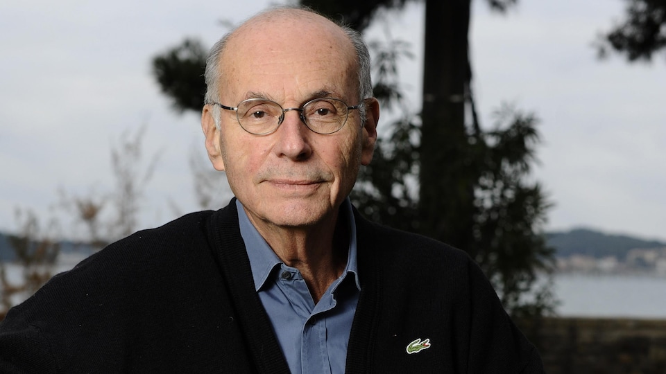 Boris Cyrulnik pose sur une chaise dans un jardin.