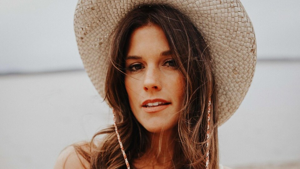 Portrait avec un chapeau de paille.