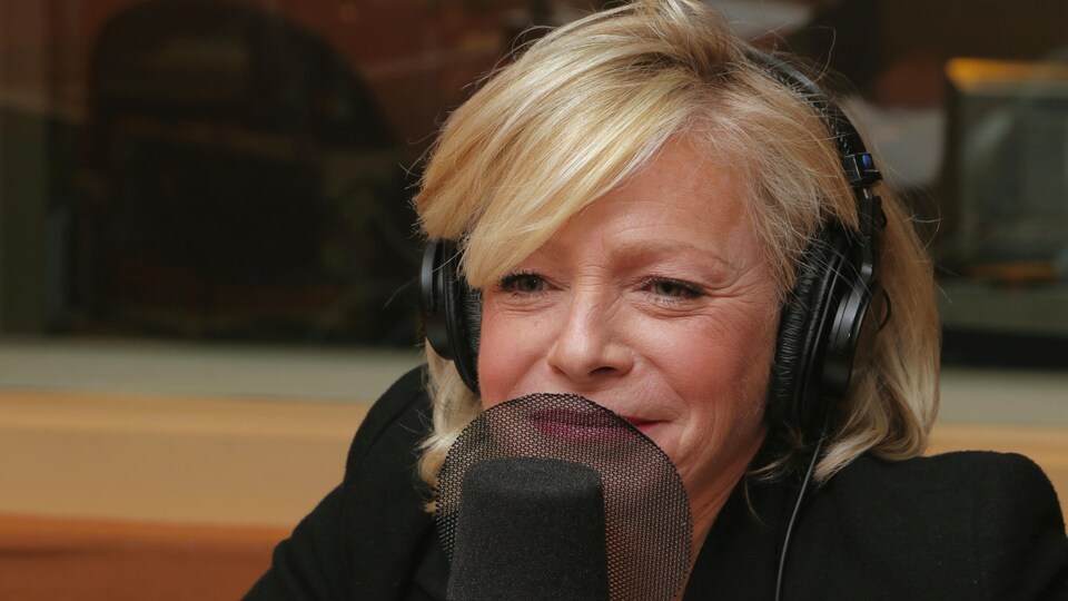 Photo de Caroline Proulx devant un micro de radio.