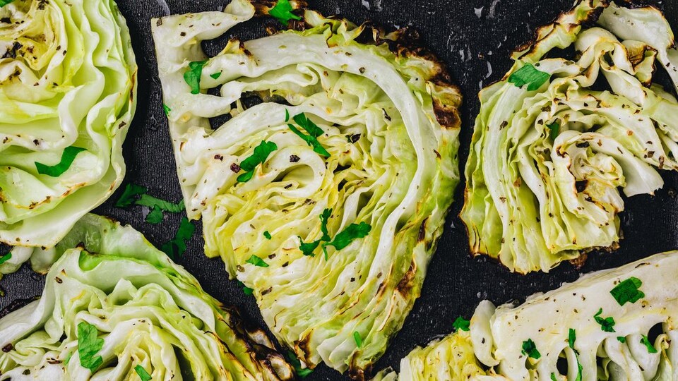 Des grosses tranches de chou vert grillées.